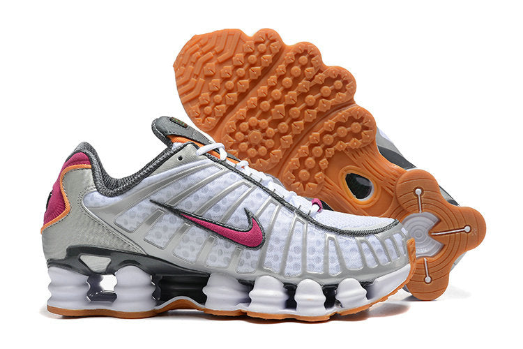 Les baskets Nike Shox TL allient un style avant-gardiste et une innovation technique avancée. Leur design unique et leurs détails sophistiqués.