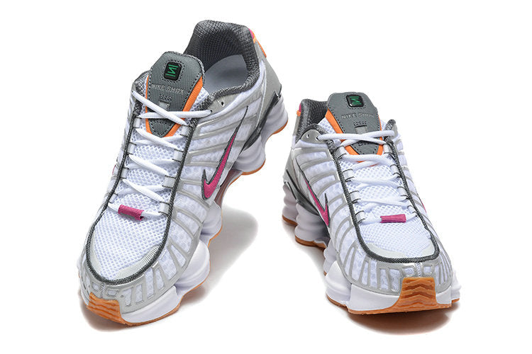 Les baskets Nike Shox TL allient un style avant-gardiste et une innovation technique avancée. Leur design unique et leurs détails sophistiqués.