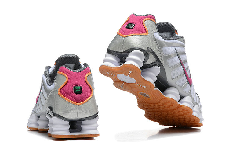 Les baskets Nike Shox TL allient un style avant-gardiste et une innovation technique avancée. Leur design unique et leurs détails sophistiqués.