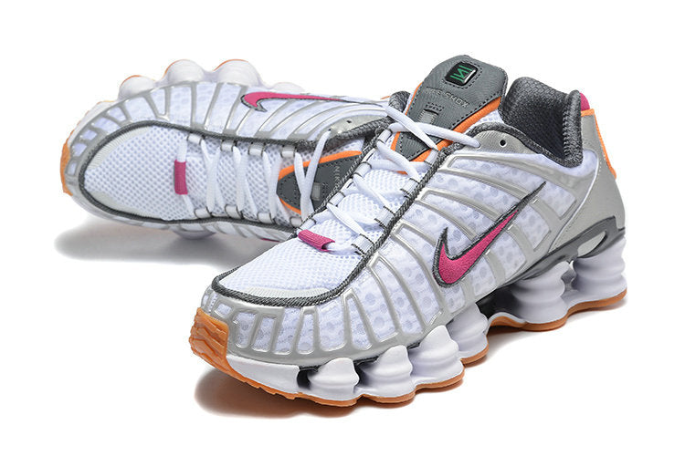 Les baskets Nike Shox TL allient un style avant-gardiste et une innovation technique avancée. Leur design unique et leurs détails sophistiqués.