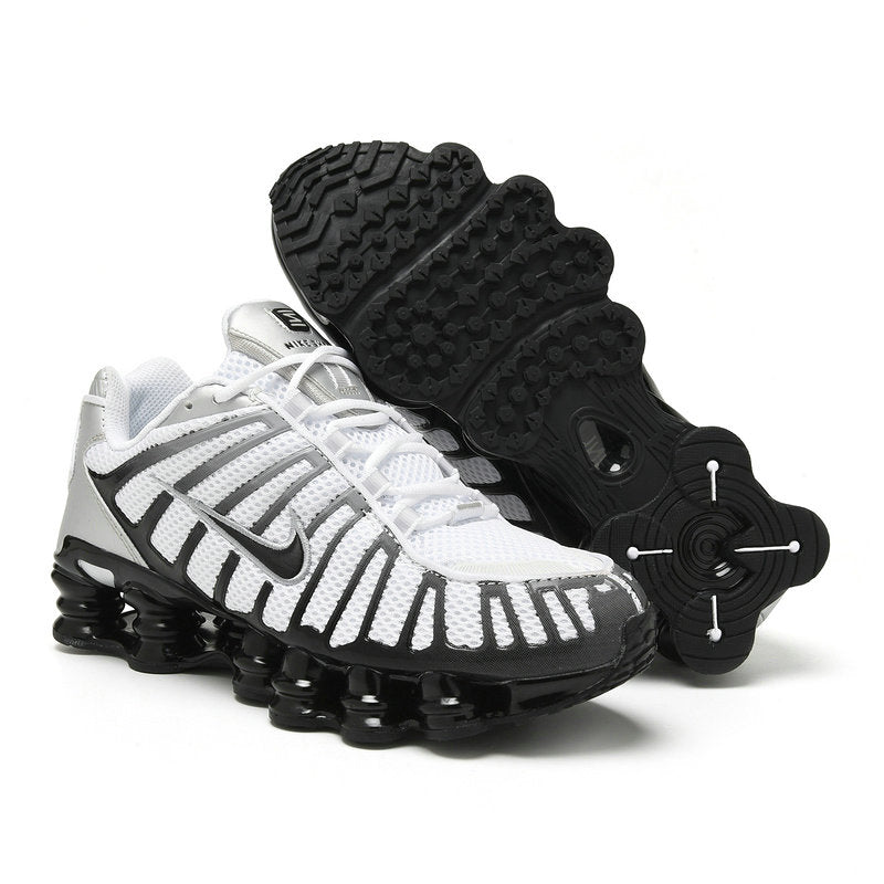 Les baskets Nike Shox TL allient un style avant-gardiste et une innovation technique avancée. Leur design unique et leurs détails sophistiqués.