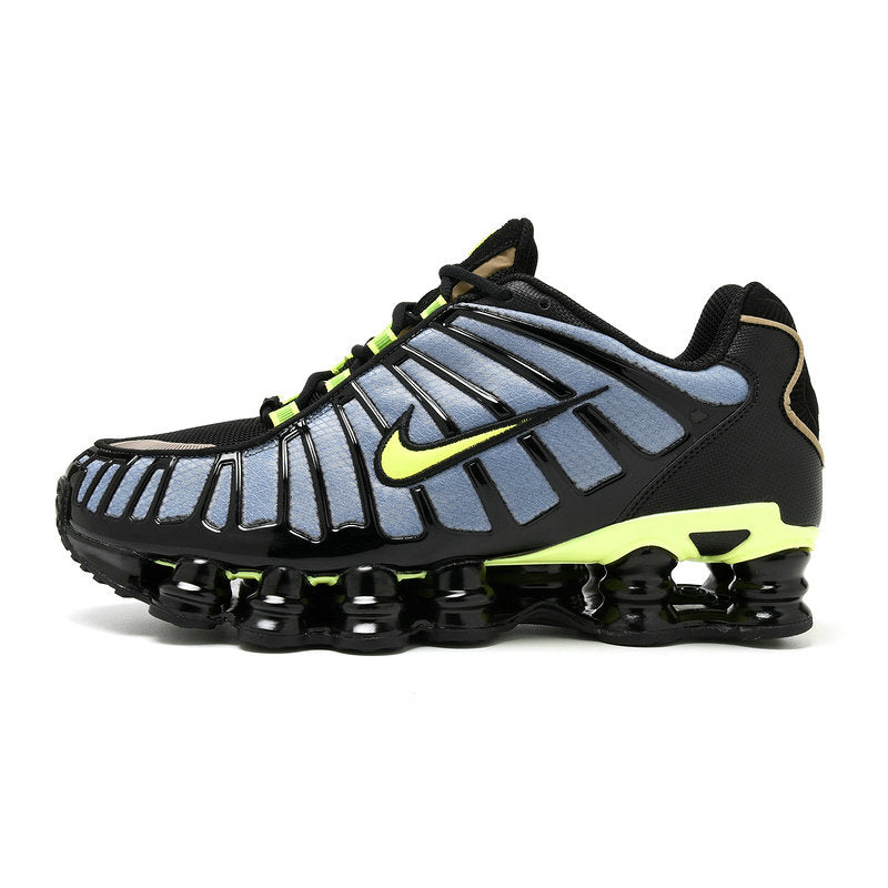 Les baskets Nike Shox TL allient un style avant-gardiste et une innovation technique avancée. Leur design unique et leurs détails sophistiqués.