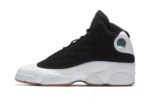 Les  baskets  Air Jordan 13 "Love & Respect" (Black and White) Femme permettent de personnaliser votre style tout en bénéficiant d’un confort supérieur.