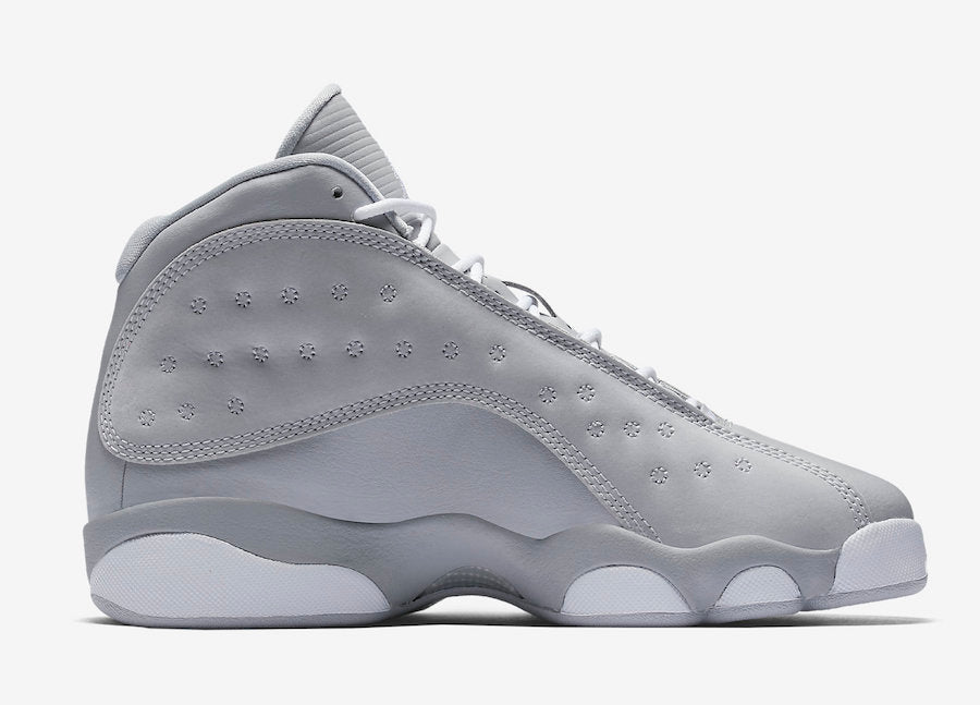 Les baskets Air Jordan 13 "Love & Respect" (Black and White) Femme permettent de personnaliser votre style tout en bénéficiant d’un confort supérieur.