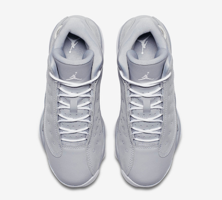 Les  baskets  Air Jordan 13 "Love & Respect" (Black and White) Femme permettent de personnaliser votre style tout en bénéficiant d’un confort supérieur.