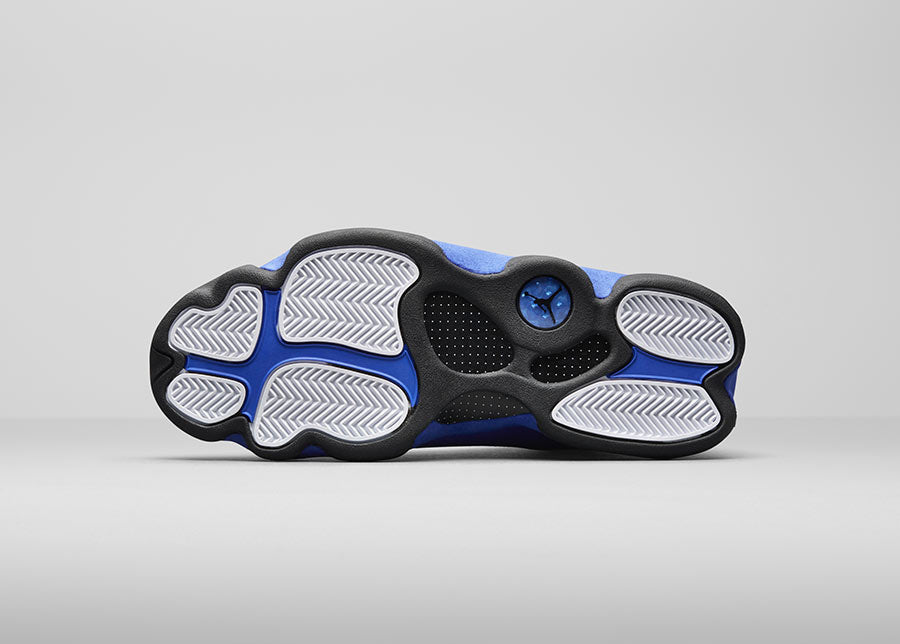 Les  baskets  Air Jordan 13 "Love & Respect" (Black and White) Femme permettent de personnaliser votre style tout en bénéficiant d’un confort supérieur.