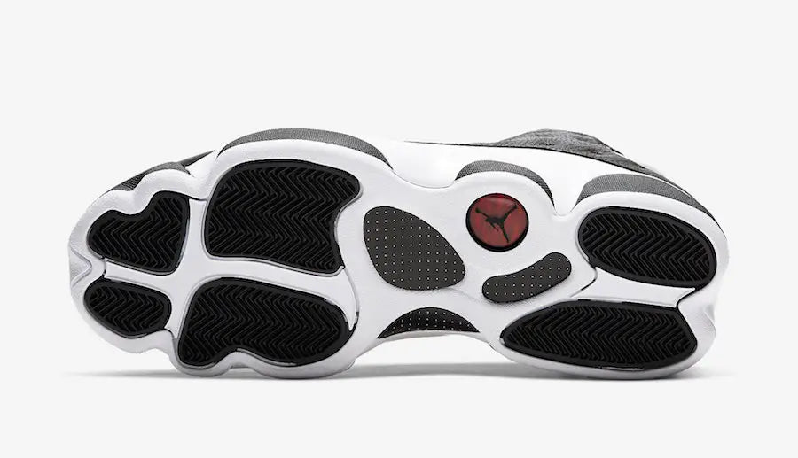 Les  baskets  Air Jordan 13 "Love & Respect" (Black and White) Femme permettent de personnaliser votre style tout en bénéficiant d’un confort supérieur.