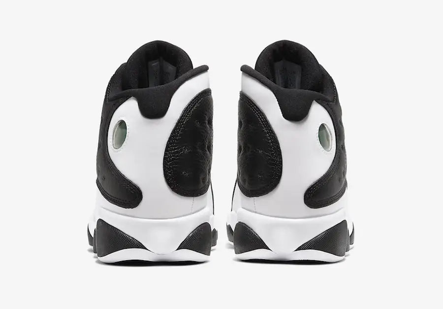 Les  baskets  Air Jordan 13 "Love & Respect" (Black and White) Femme permettent de personnaliser votre style tout en bénéficiant d’un confort supérieur.