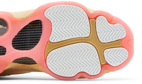 Les  baskets  Air Jordan 13 "Love & Respect" (Black and White) Femme permettent de personnaliser votre style tout en bénéficiant d’un confort supérieur.