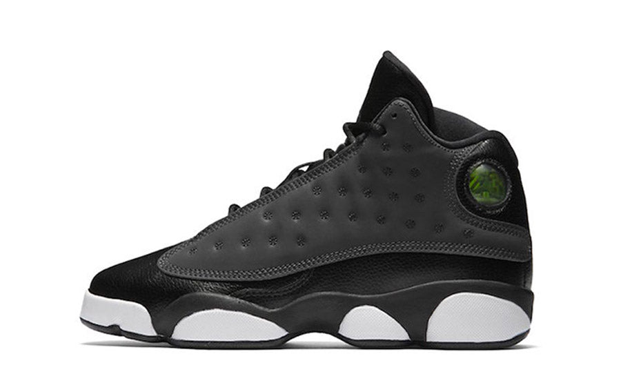 Les  baskets  Air Jordan 13 "Love & Respect" (Black and White) Femme permettent de personnaliser votre style tout en bénéficiant d’un confort supérieur.