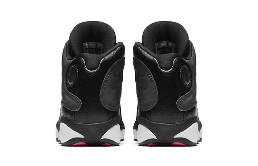 Les  baskets  Air Jordan 13 "Love & Respect" (Black and White) Femme permettent de personnaliser votre style tout en bénéficiant d’un confort supérieur.