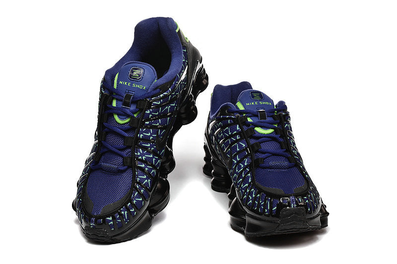 Les baskets Nike Shox TL allient un style avant-gardiste et une innovation technique avancée. Leur design unique et leurs détails sophistiqués.
