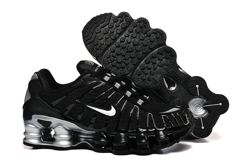 Les baskets Nike Shox TL allient un style avant-gardiste et une innovation technique avancée. Leur design unique et leurs détails sophistiqués.