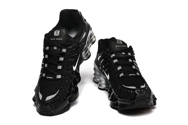 Les baskets Nike Shox TL allient un style avant-gardiste et une innovation technique avancée. Leur design unique et leurs détails sophistiqués.