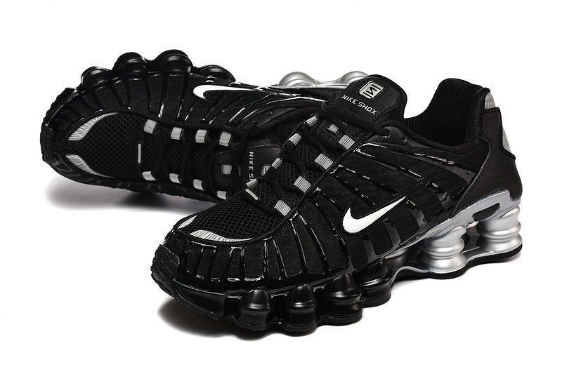 Les baskets Nike Shox TL allient un style avant-gardiste et une innovation technique avancée. Leur design unique et leurs détails sophistiqués.