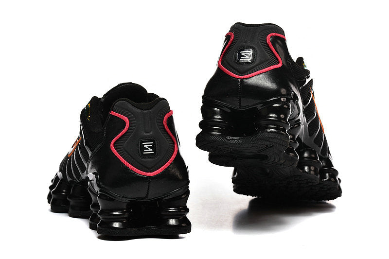 Les baskets Nike Shox TL allient un style avant-gardiste et une innovation technique avancée. Leur design unique et leurs détails sophistiqués.