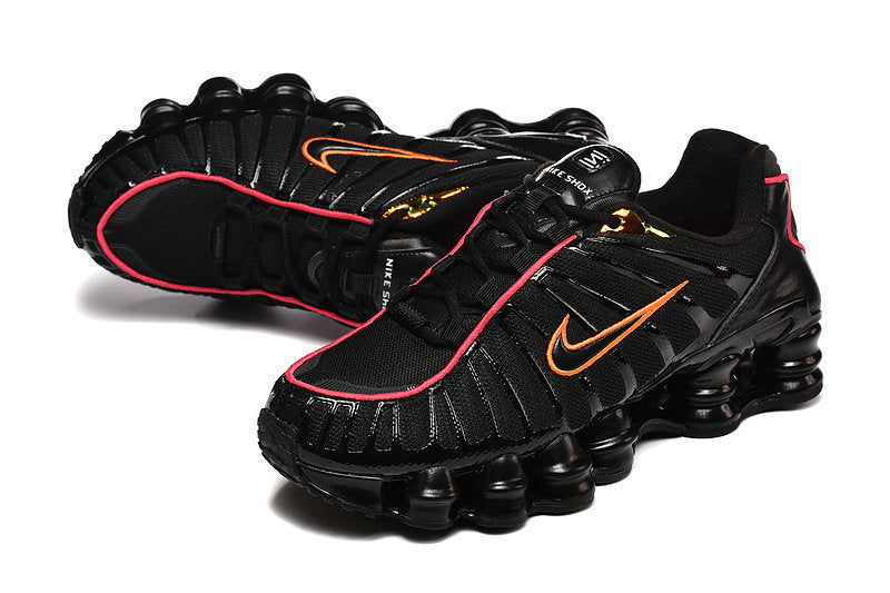 Les baskets Nike Shox TL allient un style avant-gardiste et une innovation technique avancée. Leur design unique et leurs détails sophistiqués.