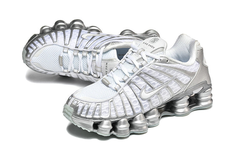 Les baskets Nike Shox TL allient un style avant-gardiste et une innovation technique avancée. Leur design unique et leurs détails sophistiqués.