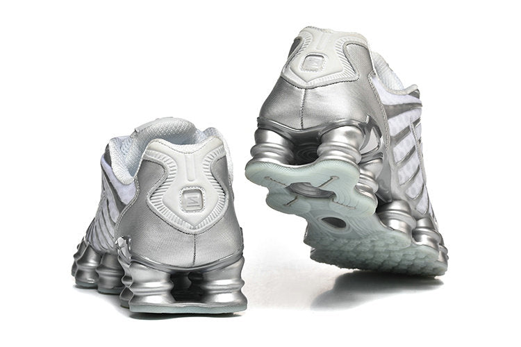 Les baskets Nike Shox TL allient un style avant-gardiste et une innovation technique avancée. Leur design unique et leurs détails sophistiqués.