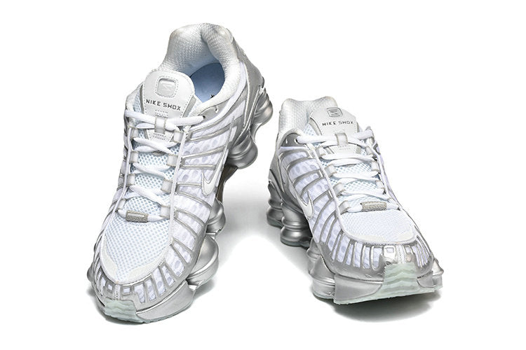 Les baskets Nike Shox TL allient un style avant-gardiste et une innovation technique avancée. Leur design unique et leurs détails sophistiqués.