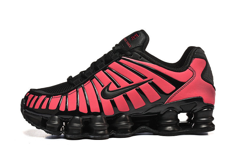 Les baskets Nike Shox TL allient un style avant-gardiste et une innovation technique avancée. Leur design unique et leurs détails sophistiqués.