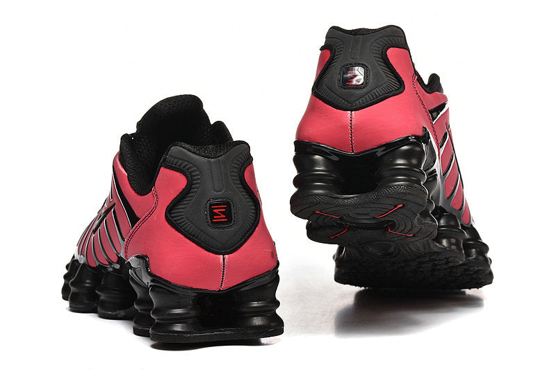 Les baskets Nike Shox TL allient un style avant-gardiste et une innovation technique avancée. Leur design unique et leurs détails sophistiqués.