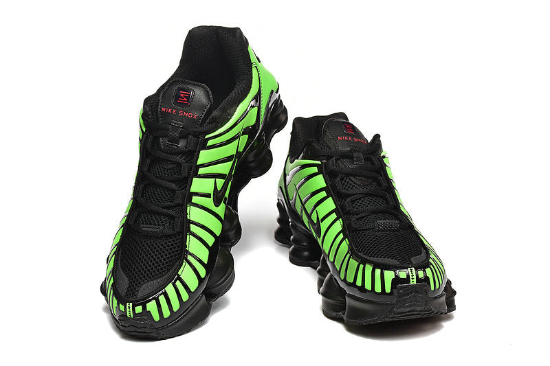 Les baskets Nike Shox TL allient un style avant-gardiste et une innovation technique avancée. Leur design unique et leurs détails sophistiqués.