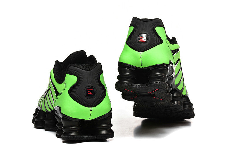 Les baskets Nike Shox TL allient un style avant-gardiste et une innovation technique avancée. Leur design unique et leurs détails sophistiqués.