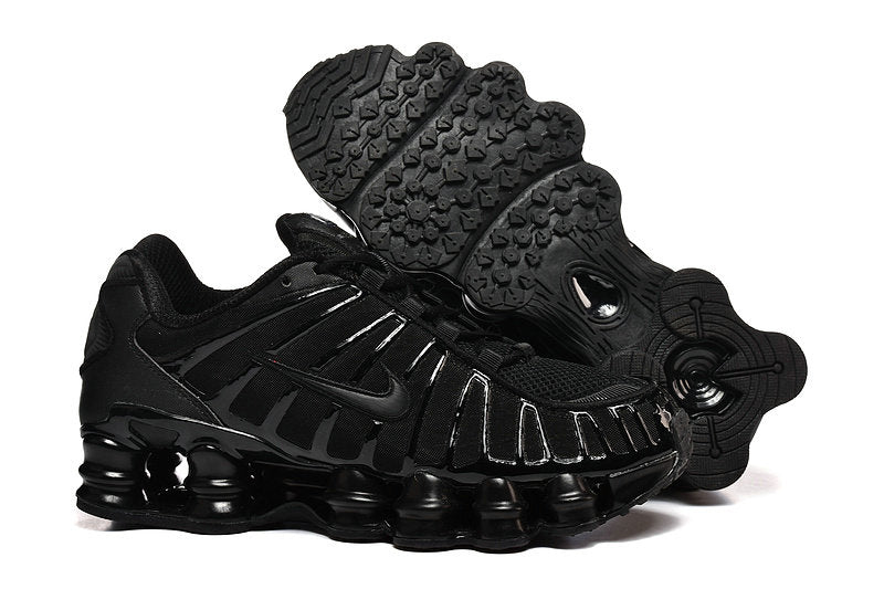 Les baskets Nike Shox TL allient un style avant-gardiste et une innovation technique avancée. Leur design unique et leurs détails sophistiqués.