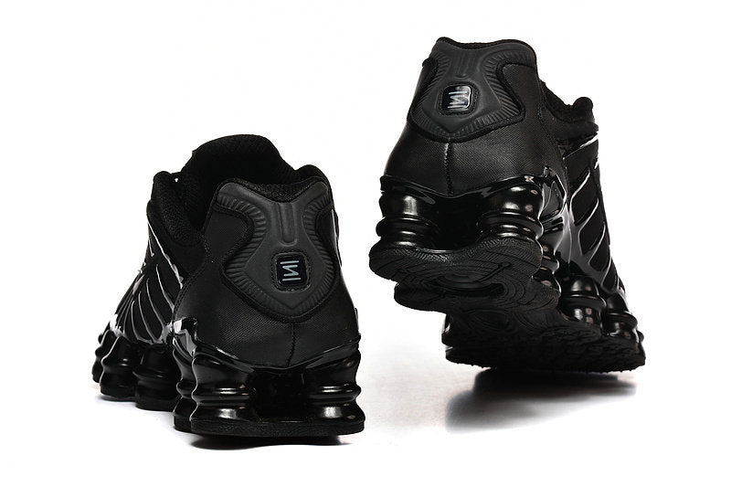 Les baskets Nike Shox TL allient un style avant-gardiste et une innovation technique avancée. Leur design unique et leurs détails sophistiqués.