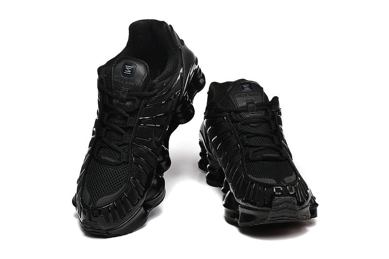 Les baskets Nike Shox TL allient un style avant-gardiste et une innovation technique avancée. Leur design unique et leurs détails sophistiqués.