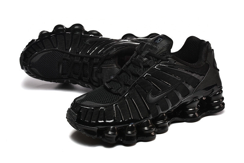 Les baskets Nike Shox TL allient un style avant-gardiste et une innovation technique avancée. Leur design unique et leurs détails sophistiqués.