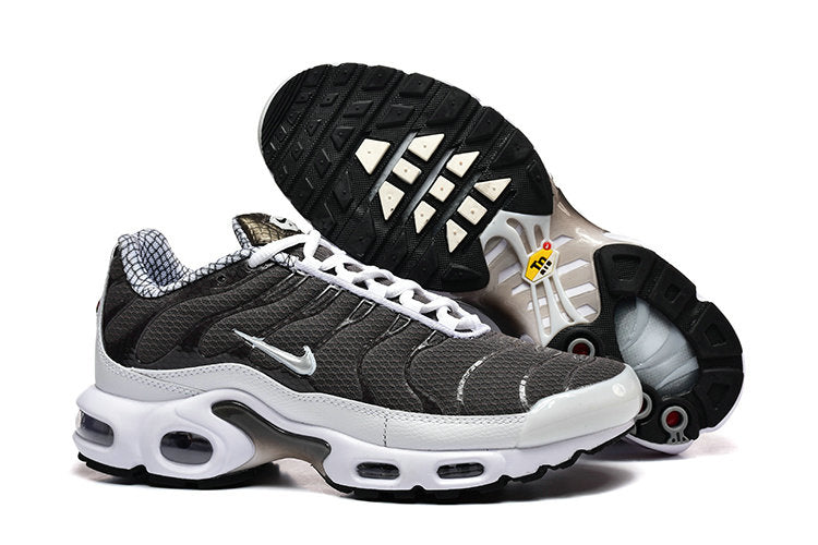 Les  Baskets Nike Air Max Tn incarnent un style emblématique et une performance supérieure.
 
Par ailleurs, leur design distinctif et leur utilisation de matériaux de haute qualité en font un choix incontournable.