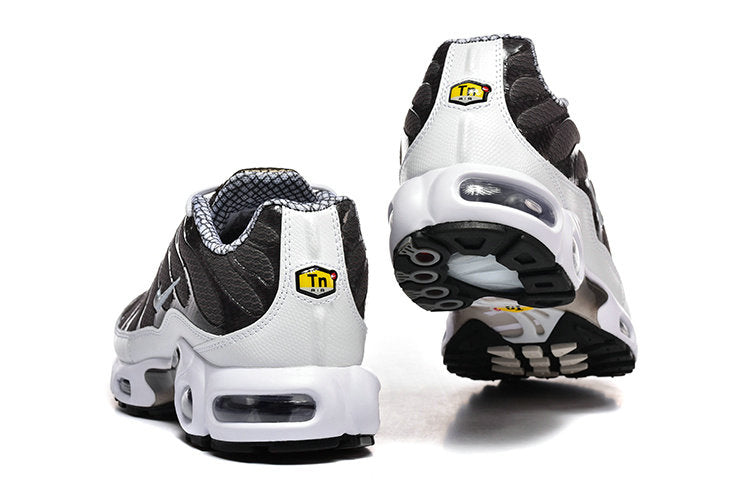 Les  Baskets Nike Air Max Tn incarnent un style emblématique et une performance supérieure.
 
Par ailleurs, leur design distinctif et leur utilisation de matériaux de haute qualité en font un choix incontournable.