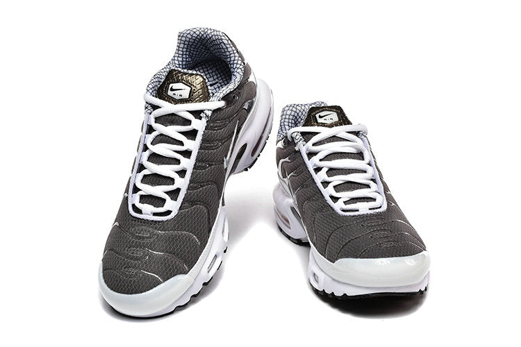 Les  Baskets Nike Air Max Tn incarnent un style emblématique et une performance supérieure.
 
Par ailleurs, leur design distinctif et leur utilisation de matériaux de haute qualité en font un choix incontournable.