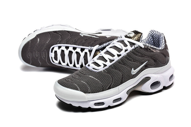 Les  Baskets Nike Air Max Tn incarnent un style emblématique et une performance supérieure.
 
Par ailleurs, leur design distinctif et leur utilisation de matériaux de haute qualité en font un choix incontournable.