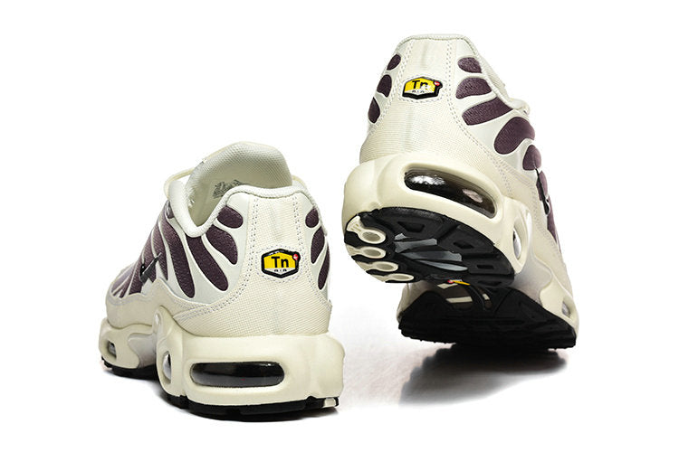 Les baskets Nike Air Max DN combinent un style contemporain et une performance avancée.
Leur design épuré et l'utilisation de matériaux innovants en font un choix incontournable