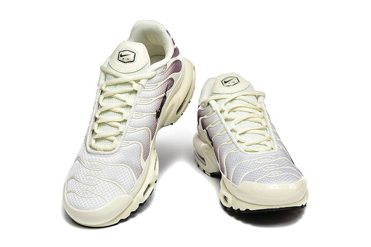 Les baskets Nike Air Max DN combinent un style contemporain et une performance avancée.
Leur design épuré et l'utilisation de matériaux innovants en font un choix incontournable