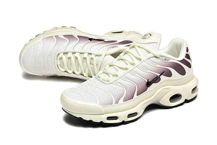 Les baskets Nike Air Max DN combinent un style contemporain et une performance avancée.
Leur design épuré et l'utilisation de matériaux innovants en font un choix incontournable