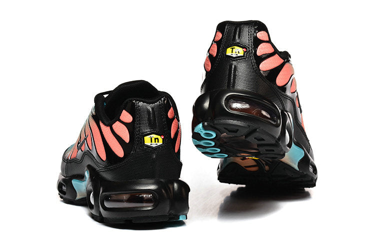 Les Baskets Nike Air Max Tn incarnent un style emblématique et une performance supérieure.
Par ailleurs, leur design distinctif et leur utilisation de matériaux de haute qualité en font un choix incontournable.