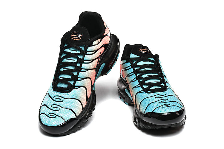 Les Baskets Nike Air Max Tn incarnent un style emblématique et une performance supérieure.
Par ailleurs, leur design distinctif et leur utilisation de matériaux de haute qualité en font un choix incontournable.