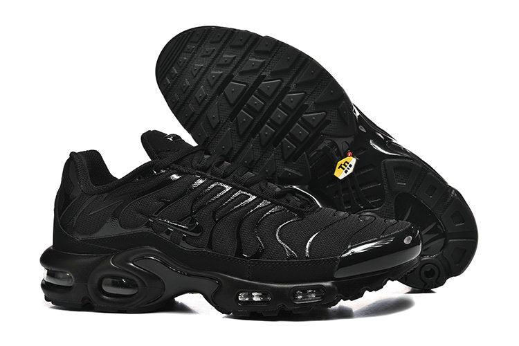 Les  Baskets Nike Air Max Tn incarnent un style emblématique et une performance supérieure.
 
Par ailleurs, leur design distinctif et leur utilisation de matériaux de haute qualité en font un choix incontournable.