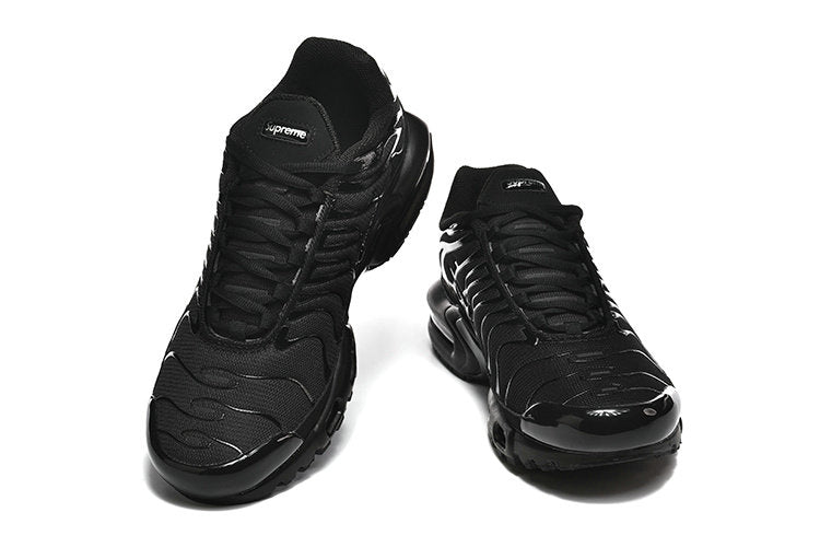 Les Baskets Nike Air Max Tn incarnent un style emblématique et une performance supérieure.
Par ailleurs, leur design distinctif et leur utilisation de matériaux de haute qualité en font un choix incontournable.