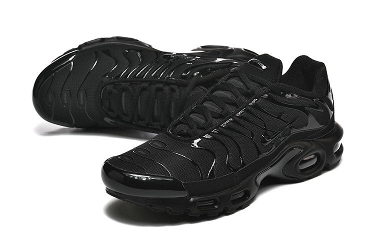 Les  Baskets Nike Air Max Tn incarnent un style emblématique et une performance supérieure.
 
Par ailleurs, leur design distinctif et leur utilisation de matériaux de haute qualité en font un choix incontournable.