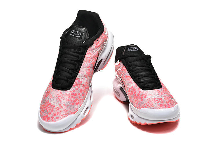 Les Baskets Nike Air Max Tn incarnent un style emblématique et une performance supérieure.
Par ailleurs, leur design distinctif et leur utilisation de matériaux de haute qualité en font un choix incontournable.