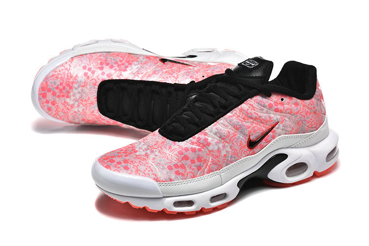Les  Baskets Nike Air Max Tn incarnent un style emblématique et une performance supérieure.
 
Par ailleurs, leur design distinctif et leur utilisation de matériaux de haute qualité en font un choix incontournable.
