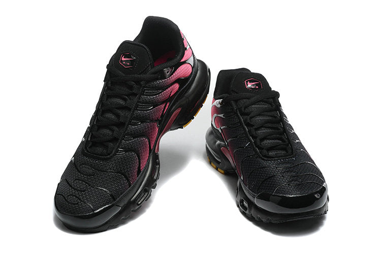 Les  Baskets Nike Air Max Tn incarnent un style emblématique et une performance supérieure.
 
Par ailleurs, leur design distinctif et leur utilisation de matériaux de haute qualité en font un choix incontournable.