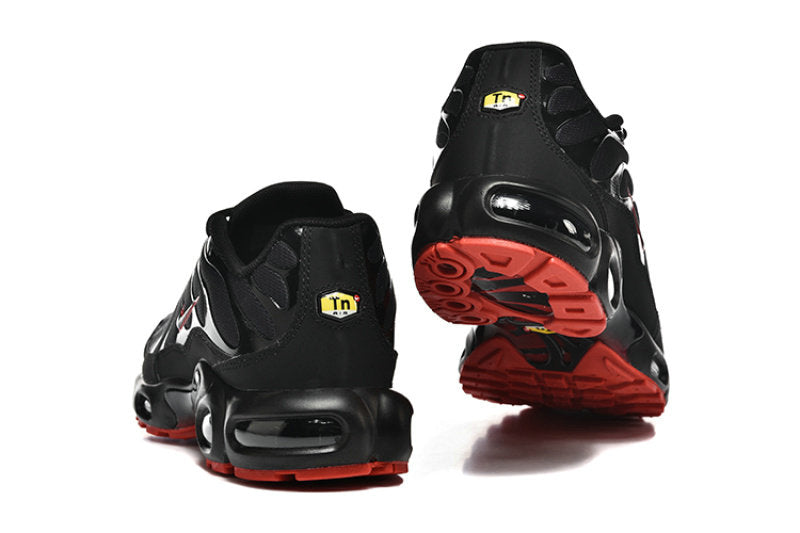Les Baskets Nike Air Max Tn incarnent un style emblématique et une performance supérieure.
Par ailleurs, leur design distinctif et leur utilisation de matériaux de haute qualité en font un choix incontournable.