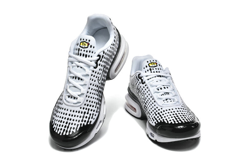 Les  Baskets Nike Air Max Tn incarnent un style emblématique et une performance supérieure.
 
Par ailleurs, leur design distinctif et leur utilisation de matériaux de haute qualité en font un choix incontournable.