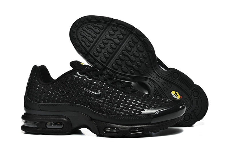 Les  Baskets Nike Air Max Tn incarnent un style emblématique et une performance supérieure.
 
Par ailleurs, leur design distinctif et leur utilisation de matériaux de haute qualité en font un choix incontournable.